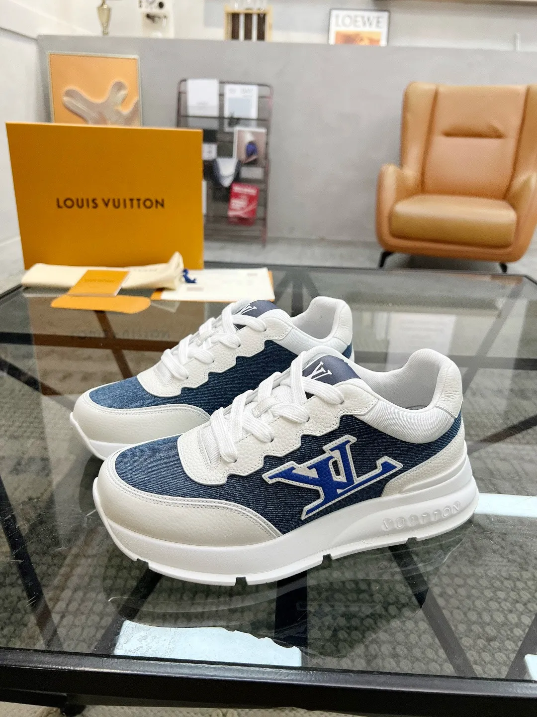 Factory price: 460💰LV🔍Top purchasing agent🇮🇹 Road 炸街男神爆款运动板鞋专柜同步，鞋面意大利进口牛皮搭配布面料，高品质拼接复杂工艺，进口透气网布内里垫，鞋底：原厂特供原版底，T男装男鞋💰U独家活动成型底超级舒适，原厂跟单货，🔍🔍高品质，可随意进出专柜，欢迎对比。 Code number 38-44, (45 customized)
